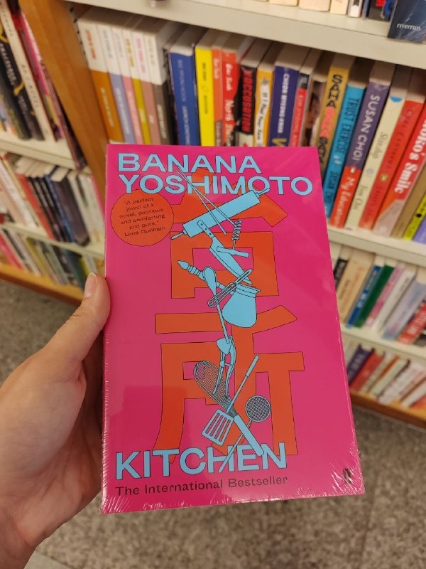 Это я любовалась книжными в Малайзии в этом году и как раз наткнулась там на "Кухню".