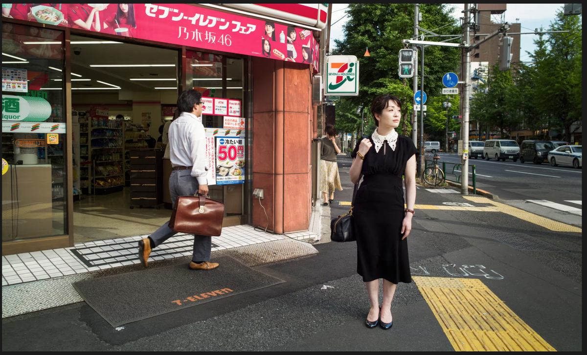 Саяка Мурата на фоне магазина комбини в Токио. Съемка для New York Times (если не ошибаюсь). Сама Мурата проработала много лет в таком магазинчике до того, как ее творчество стало популярным.