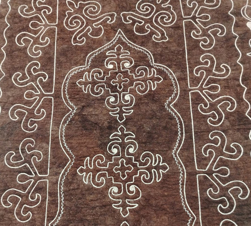 Так выглядит традиционный ногайский войлочный ковер