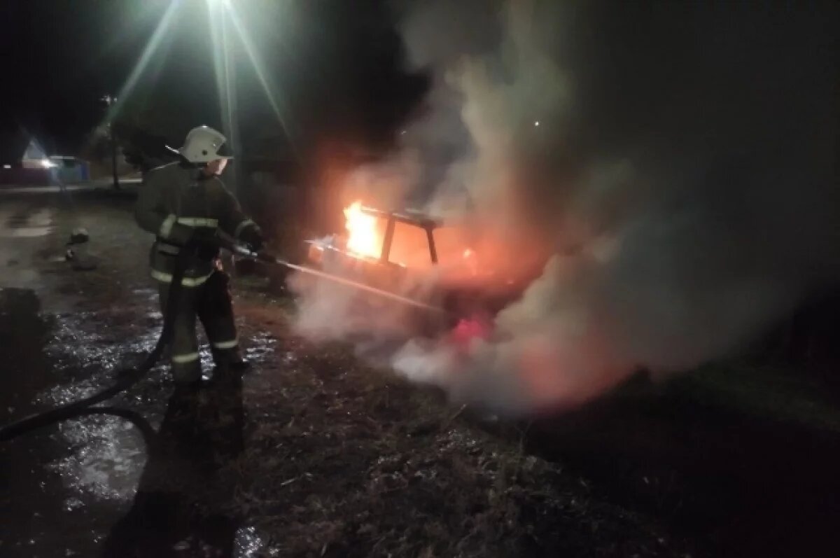    В Самарской области горевший ВАЗ-2107 чуть не спалил стоявшую рядом машину