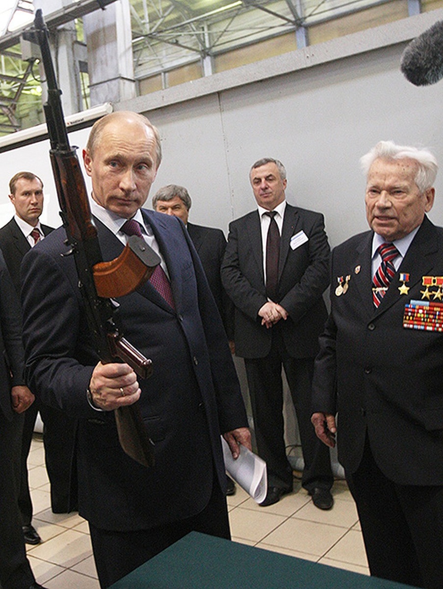 Михаил Калашников с Президентом России Владимиром Путиным