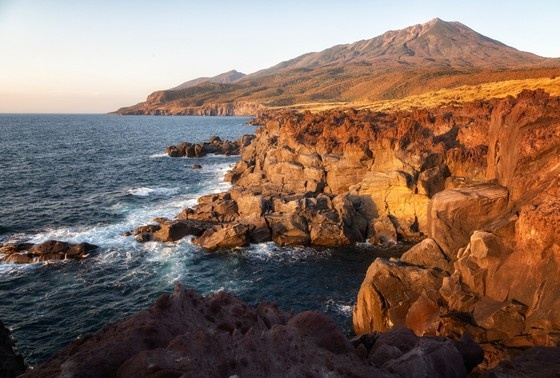    Вулканическое плато Янкито на закате. Остров Итуруп. Южные Курилы