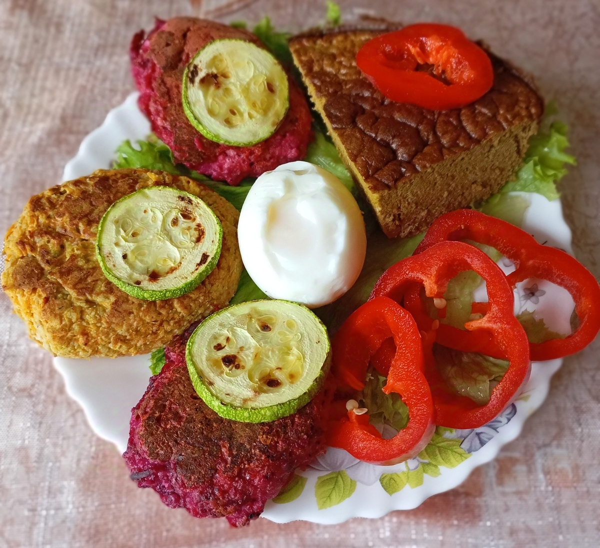 Тарелочки Юлии: печень, свекольно-тыквенные оладьи, овощи. 