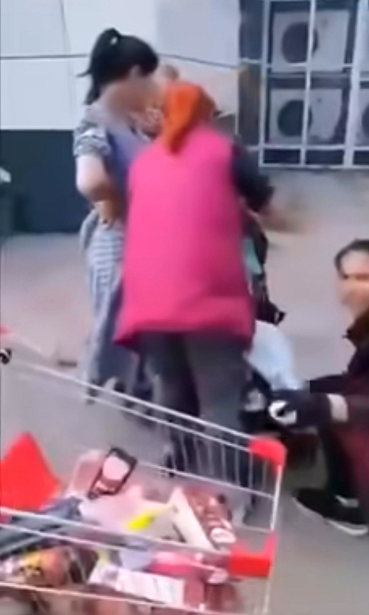 Цыганка вынесла целую тележку с продуктами, спрятав в коляске своего ребёнка.