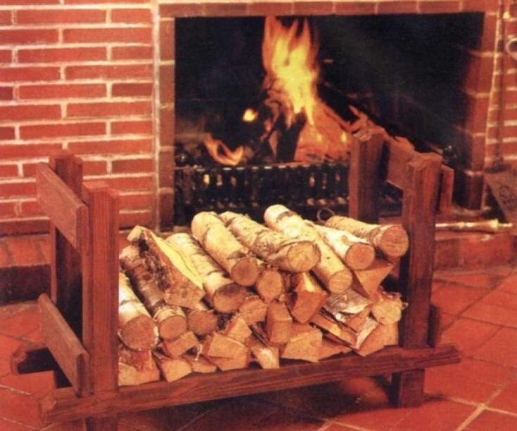 Дрова около камина.