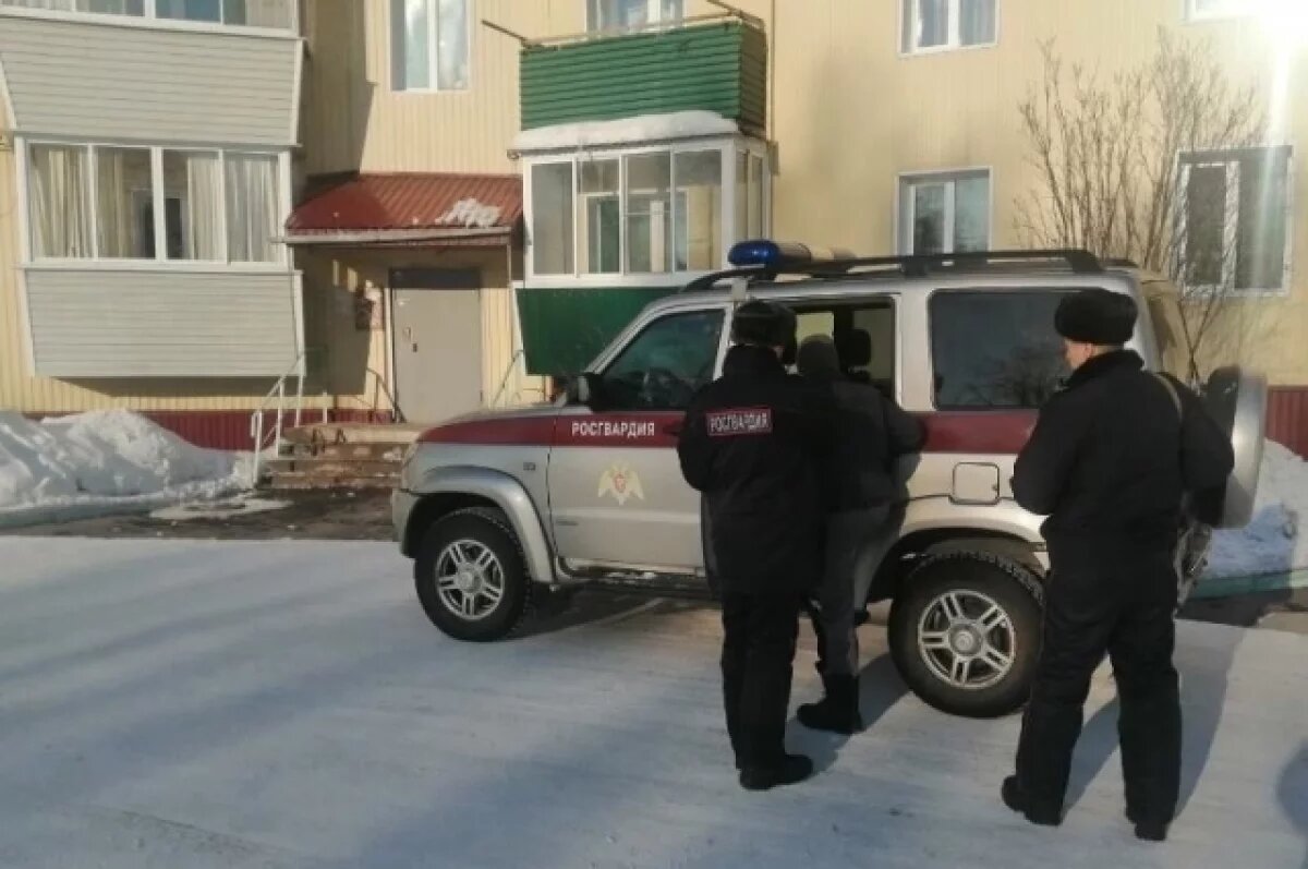    Житель Бурятии приревновал супругу к знакомому и разбил его автомобиль