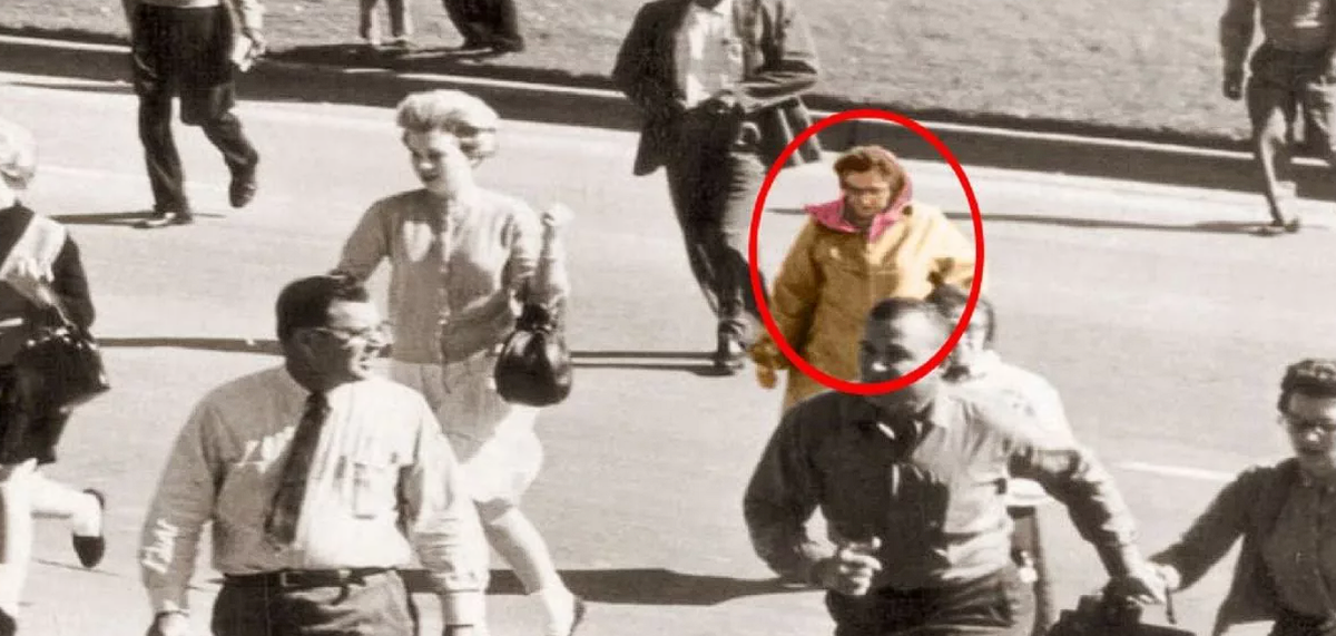 Одна из самых популярных конспирологических теорий гласит, что во все времена появлялись люди, которые не вписывались в общий временной контекст. Например, вот эту женщину на фото засекали на многих фотографиях, где происходили знаковые события. Будто она путешествует во времени и наблюдает за всем.