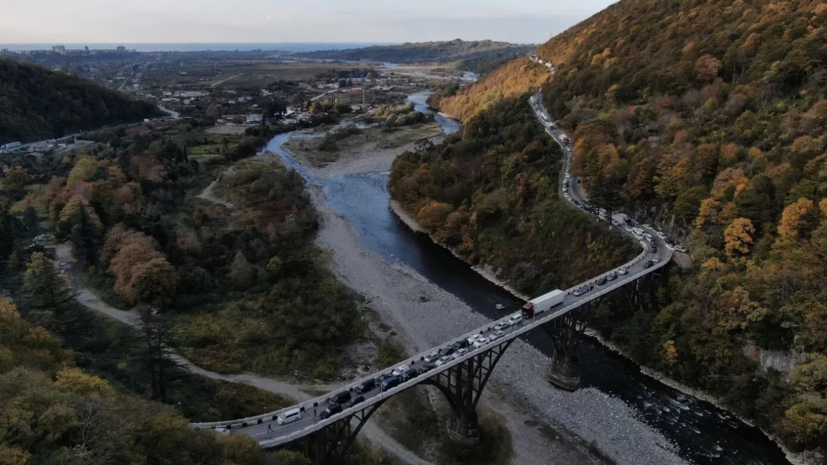     Обстановка на Гумистинском мосту на выезде из Сухума  Sputnik