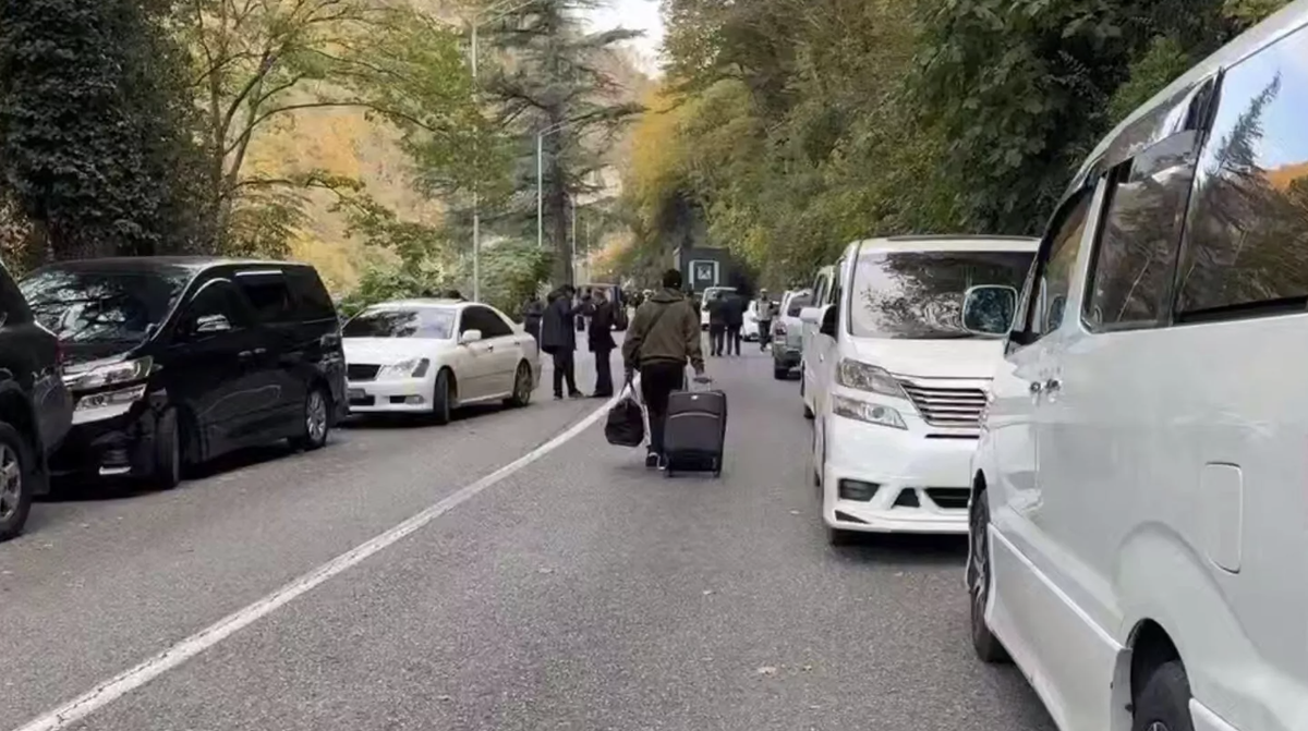     Перекрытие мостов в Сухуме абхазской оппозицией / РИА Новости