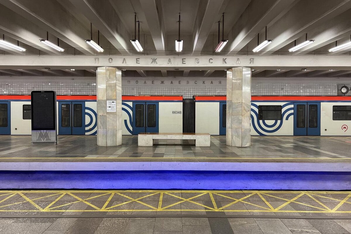    Синяя подсветка на станции метро "Полежаевская". Пресс-служба Московского метрополитена