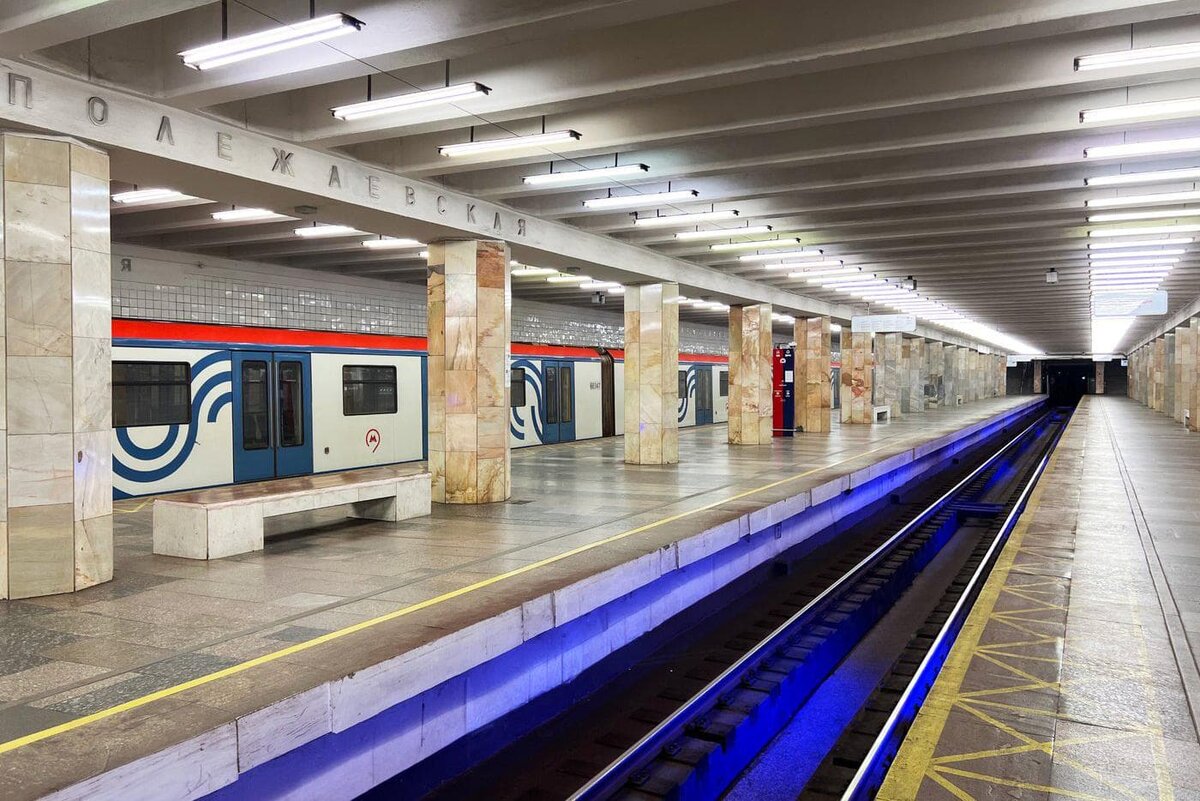    Синяя подсветка на станции метро "Полежаевская".Пресс-служба Московского метрополитена