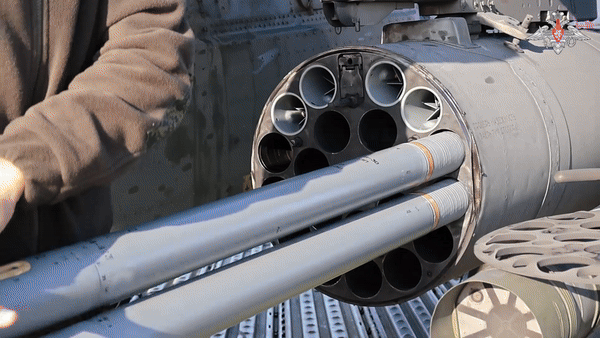    Экипажи Ми-28нм в составе смешанной тактической группы ударили по бронированной технике и живой силе ВСУ в Курской области//Скриншот страницы официального ТГ-канала Минобороны