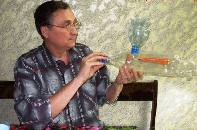    Кормушку для синичек можно сделать из пластиковых бутылок. Фото: Из личного архива