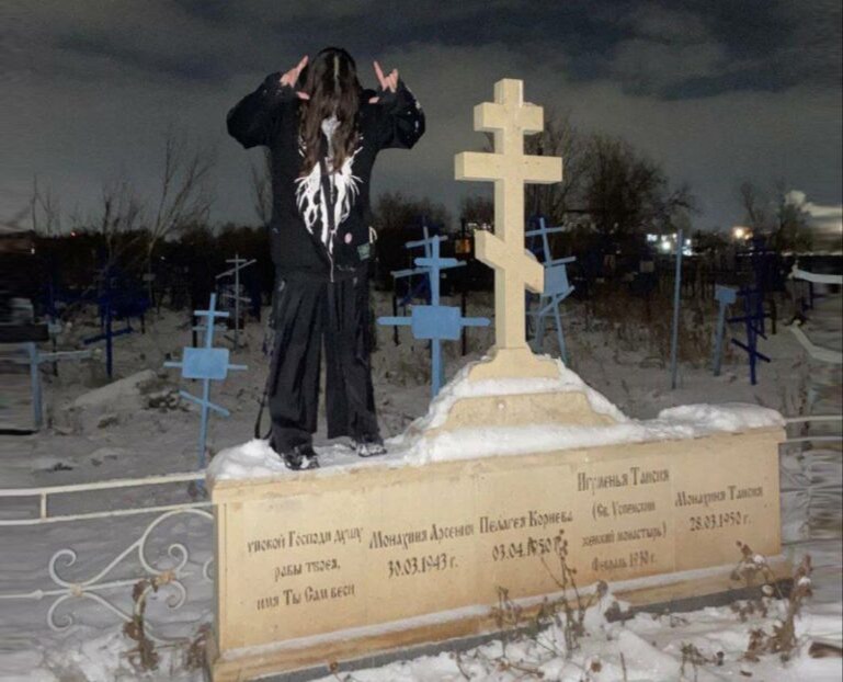    Полицейские задержали 15-летнюю школьницу, осквернившую могилы на кладбище в Оренбурге Андрей Севостьянов