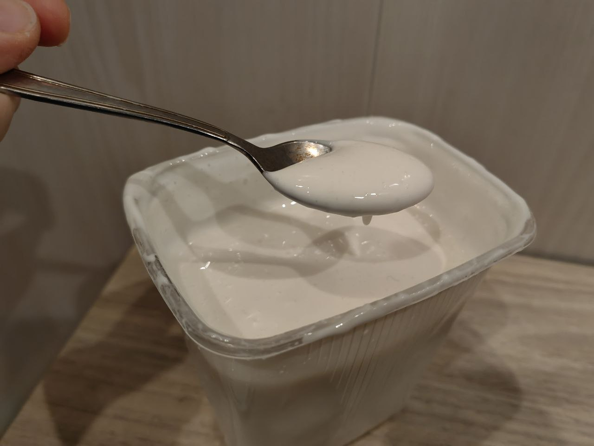 Каймак - это сливки. Главное, нужно покупать его свежим. Мне в последний раз попался с горчинкой, возможно молоко было от беременной коровы.