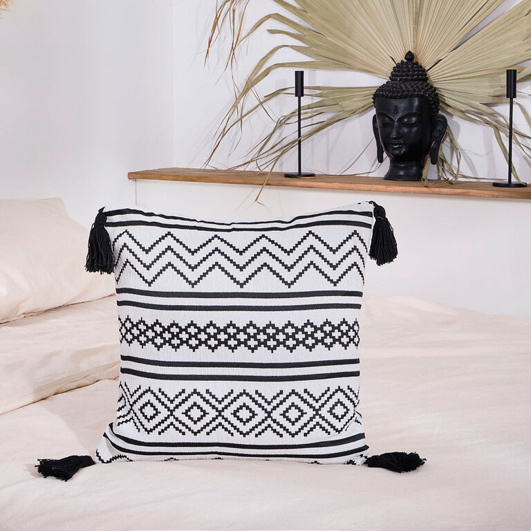 Черно-белая декоративная подушка с помпонами