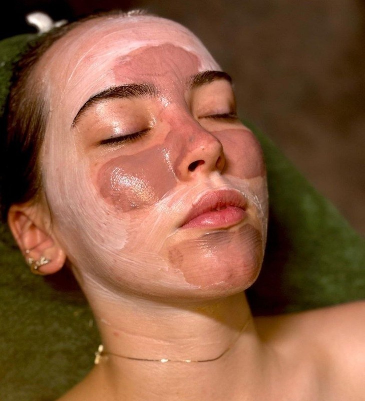 При мультимаскинге обычно используют два-три средства одновременно. Если пользоваться этим методом хотя бы раз в неделю и не забывать про регулярный базовый уход, то состояние кожи вас приятно порадует.Одним махомКожа лица редко бывает исключительно жирной, нормальной или сухой. Как правило, мы имеем дело с комбинированным типом эпидермиса, когда область Т-зоны склонна к повышенной выработке себума, а зона щек остается нормальной или страдает от сухости. Использование нескольких масок для разных участков кожи – это оптимальный способ сэкономить время на поэтапное нанесение ухода и одним махом решить все проблемы кожи. Заманчиво, правда?📷

Миксуем правильноКомбинировать маски – не означает смешивать их между собой. У каждого средства своя формула, ингредиенты в которой могут не подружиться друг с другом. При мультимаскинге рекомендуют пользоваться кистью (подойдет любая с синтетическим ворсом), не заходя слоями средства друг на друга.📷
Для мультимаскинга можно использовать наборы одного бренда, а можно – средства от разных марок, это не принципиально. Главное – разобраться с задачами, которые хочется решить. Например, для области носа, середины лба и подбородка косметологи, чаще всего, рекомендуют выбирать очищающие глиняные и кислотные маски, на щеки наносить маски для выравнивания тона и для увлажнения кожи. На зону под глазами – специальную маску для этой области или патчи.📷
Тем, у кого есть участки с гиперпигментацией, можно локально наносить на них кислотную маску для выравнивания тона. На область шеи и зону ушей (да, мочки тоже стареют, не забываем про них!) эксперты рекомендуют наносить увлажняющие маски с гиалуроновой кислотой и растительными экстрактами.📷
