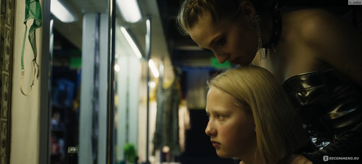 Опытная "желтобилетница" готовит Сонечку к первой встрече с клиентом. 