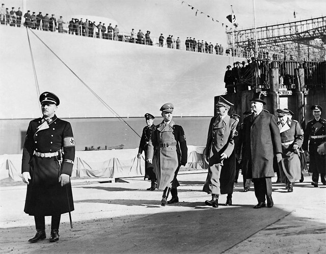    Гитлер покидает судостроительную компанию Blohm and Voss после спуска на воду линкора «Бисмарк», Гамбург, 1939 г. Фото:  www.globallookpress.com