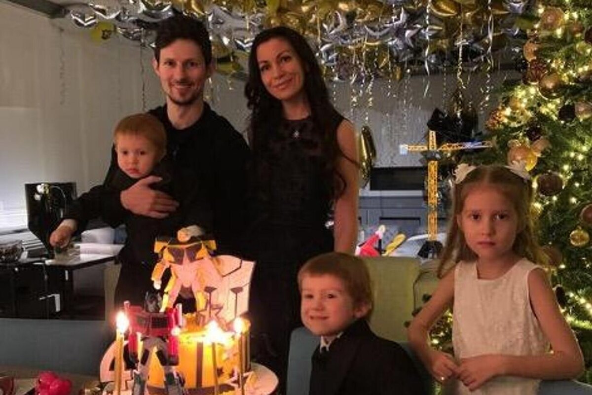    Ирина Болгар и Павел Дуров с детьми Социальные сети