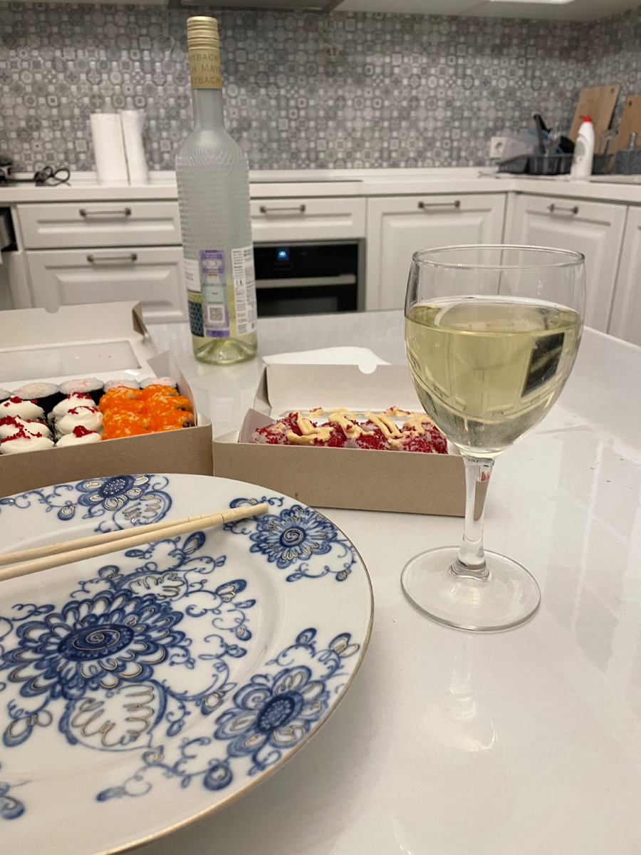 суши, вино... прекрасный вечер