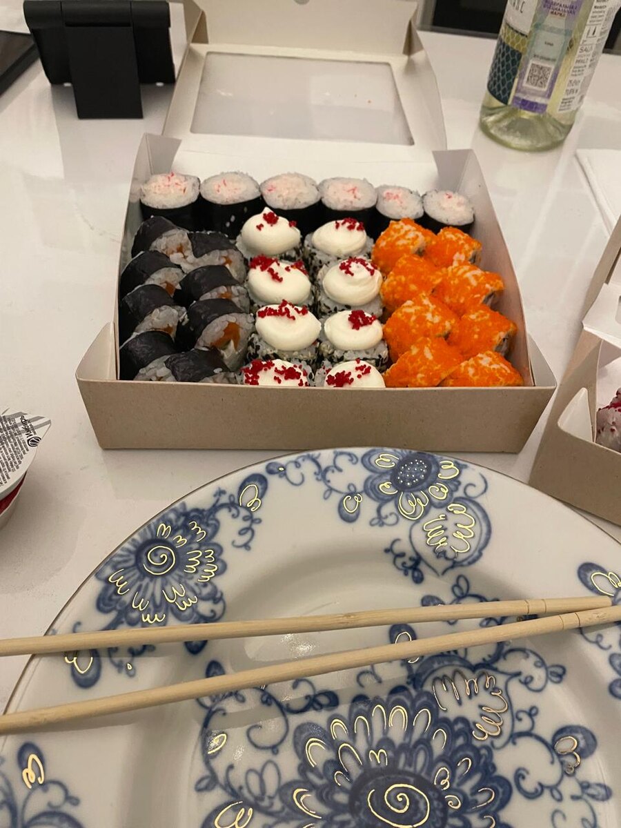 суши он не ест, сказал чтобы я домой дочке забирала то что недоем, а я так обожралась ими