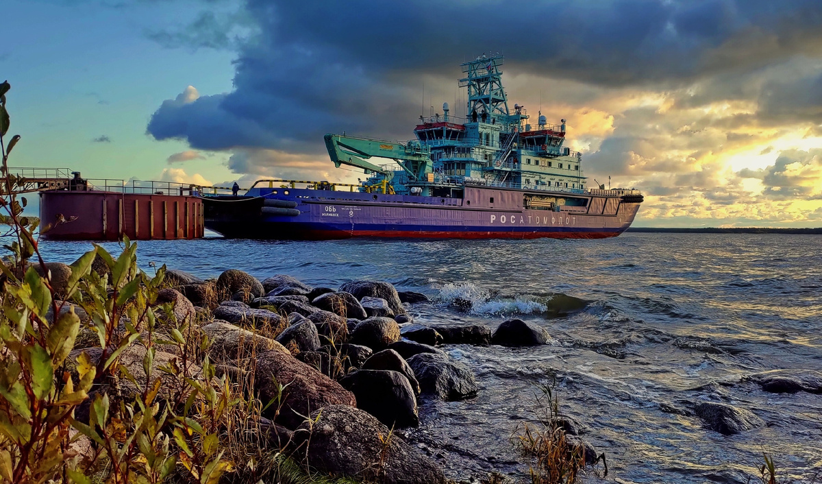 Портовый ледокол Обь, на ходовых испытаниях у знаменитого "стакана" в пос. Манола. Построен на "Выборгском судостроительном заводе" по заказу Росатом. И это первый не атомный ледокол "Росатомфлота". Его место постоянной дислокации - Обская губа, для обслуживая и проводки судов порта Сабетта, для проекта "Ямал СПГ". Фото моё