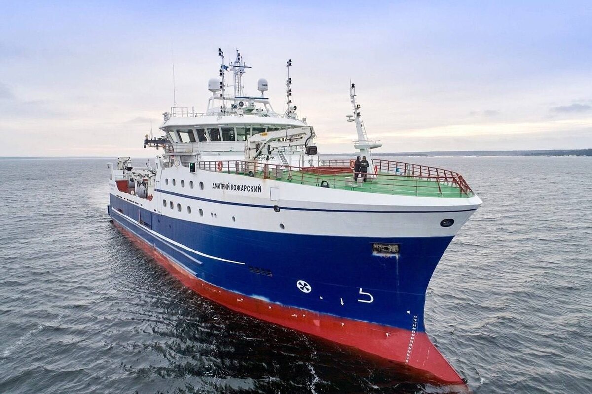 Рыболовный траулер "Дмитрий Пожарский" на испытаниях в проливе Бъёркезунд практически напротив моей дачки. Уже ловит!