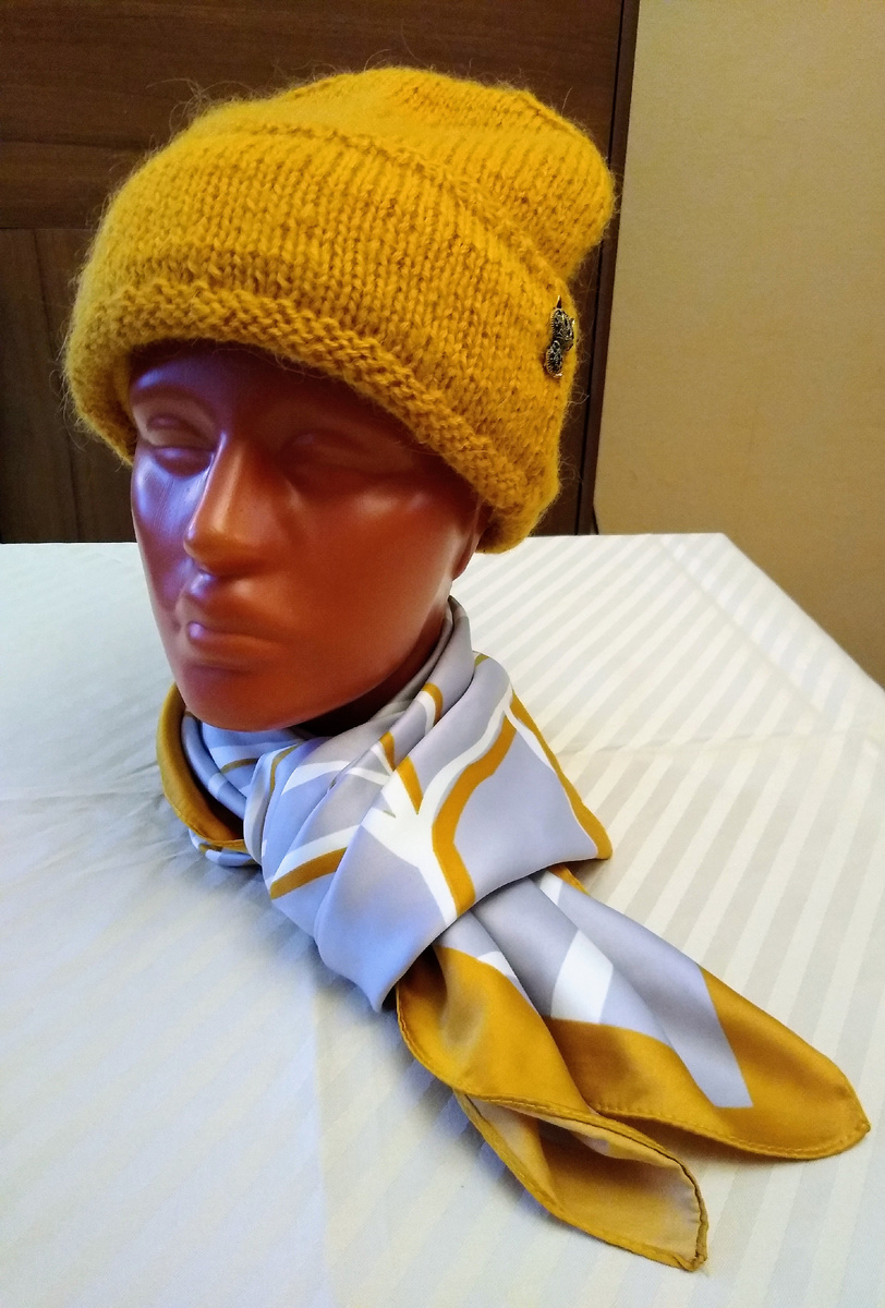 Желтая зимняя шапка.