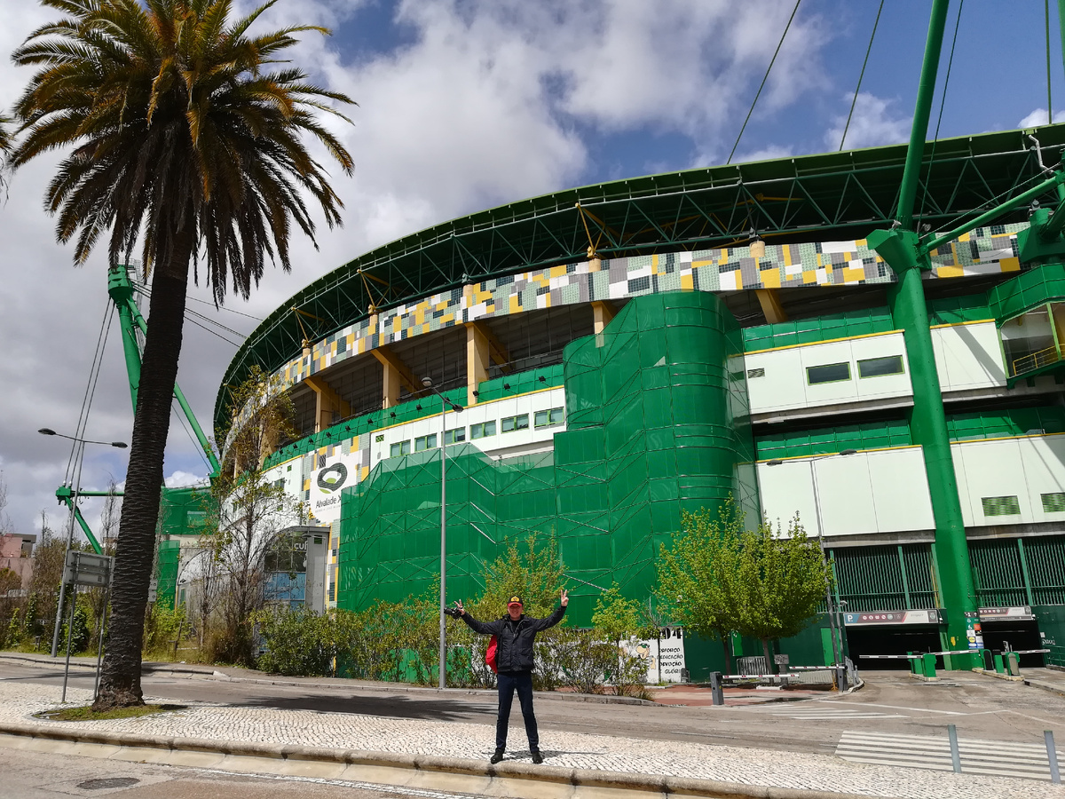 Я возле стадиона.