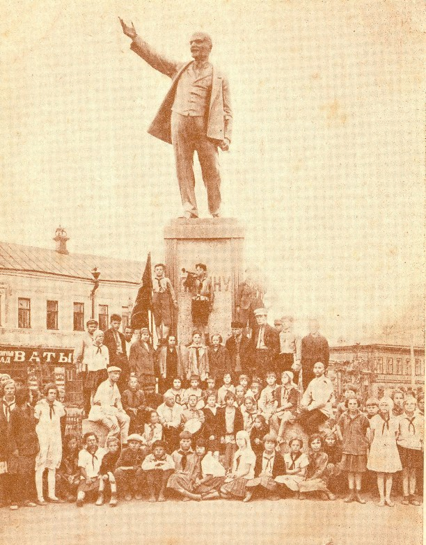 1927 год. Фото встречи немецких и тульских пионеров у памятника Ленину.