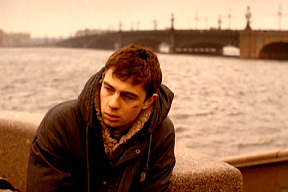 Кинокомпания «СТВ» / YouTube📷Сергей Бодров-мл. в роли Данилы Багрова. Кадр из фильма «Брат», режиссер Алексей Балабанов, 1997 год