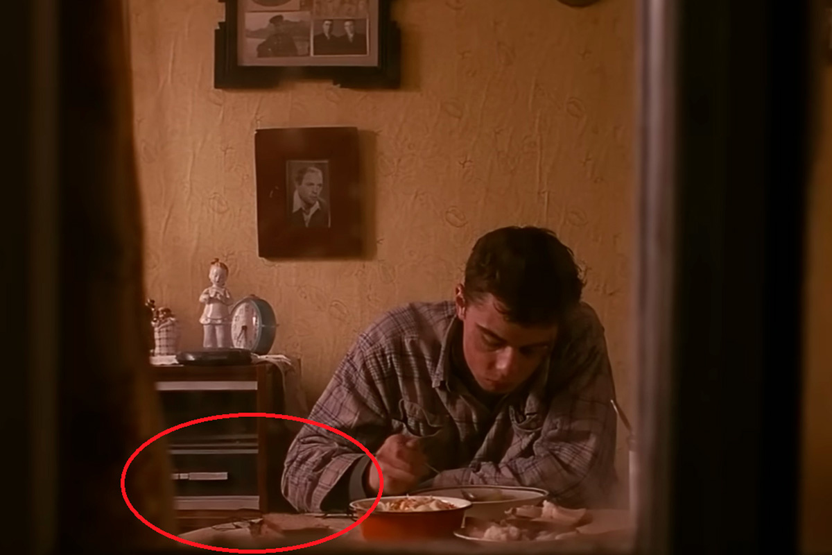 Кинокомпания «СТВ» / YouTube📷На столе в этот момент находятся только посуда c едой, кадр из фильма «Брат», режиссер Алексей Балабанов, 1997 год