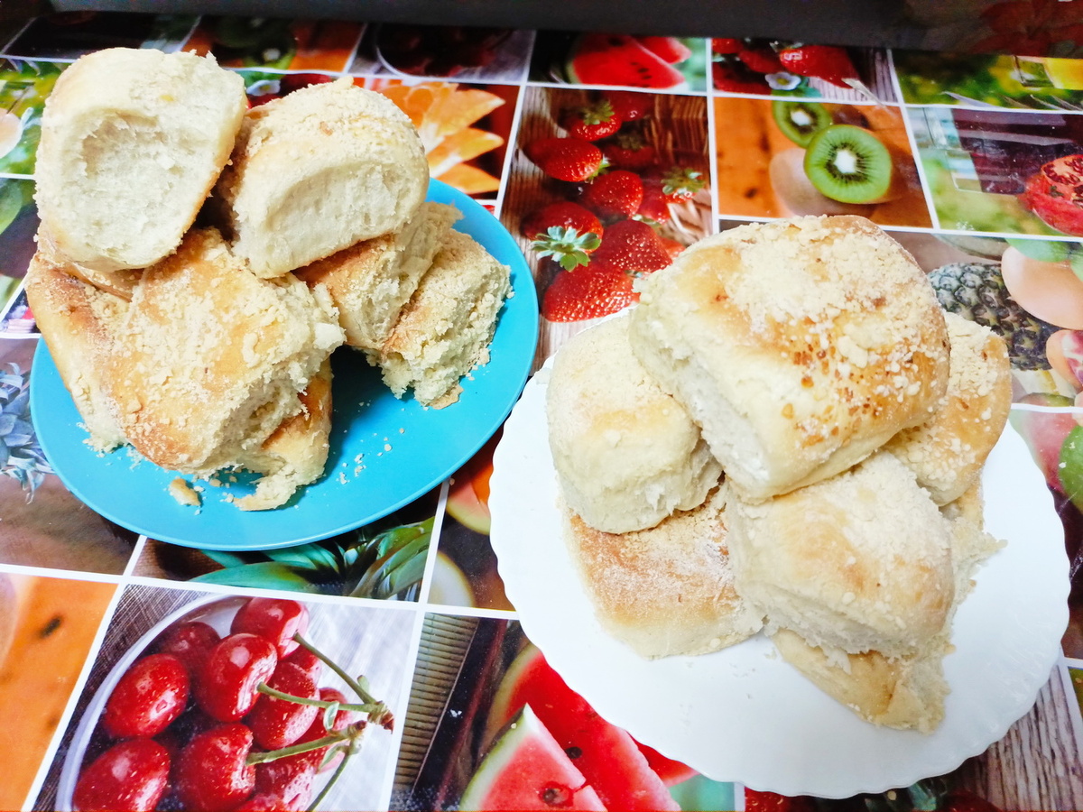 В Советском Союзе и в 90-е годы мамы и бабушки часто радовали детей вкусной домашней выпечкой к чаю. Наиболее популярными были булочки с творогом. Они отличались мягкостью, воздушностью и легкостью, напоминая облачко, а начинка была сочной и сладкой. Сегодня мы предлагаем рецепт именно такого десерта. 