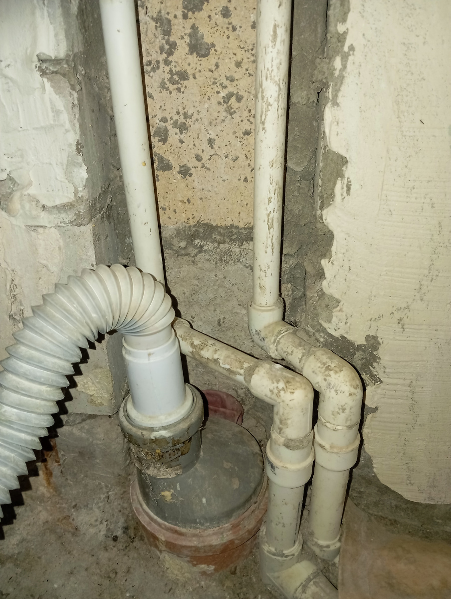 Косяк. Труба зашла в стену. Во время ремонта будем думать как выходить из ситуации.