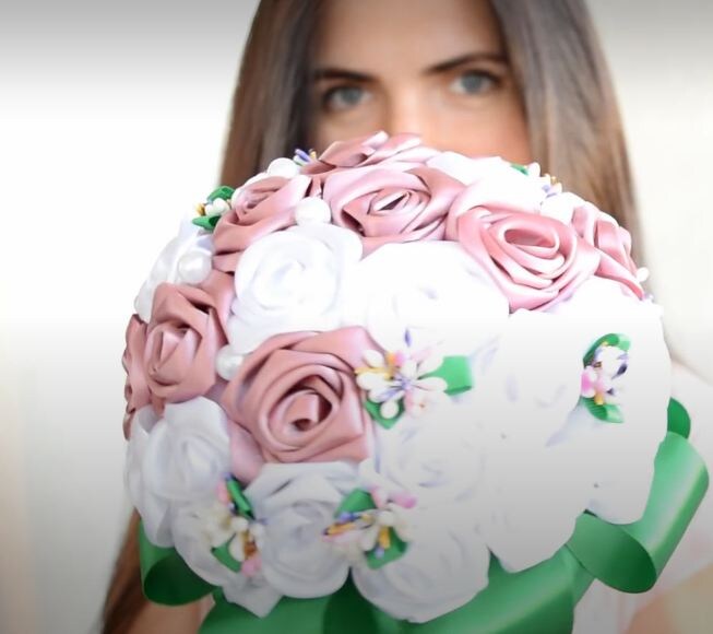    Свадебный букет из лент от СreativeClub   
Источник: Скриншот из видео