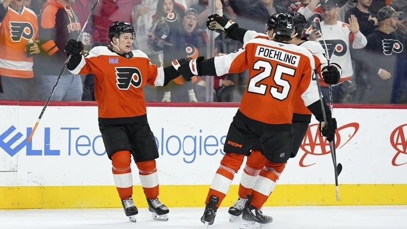     Российский нападающий Матвей Мичков с партнёрами по «Филадельфии» Райаном Пилингом и Егором Замулой Gettyimages.ru Mitchell Leff / Contributor