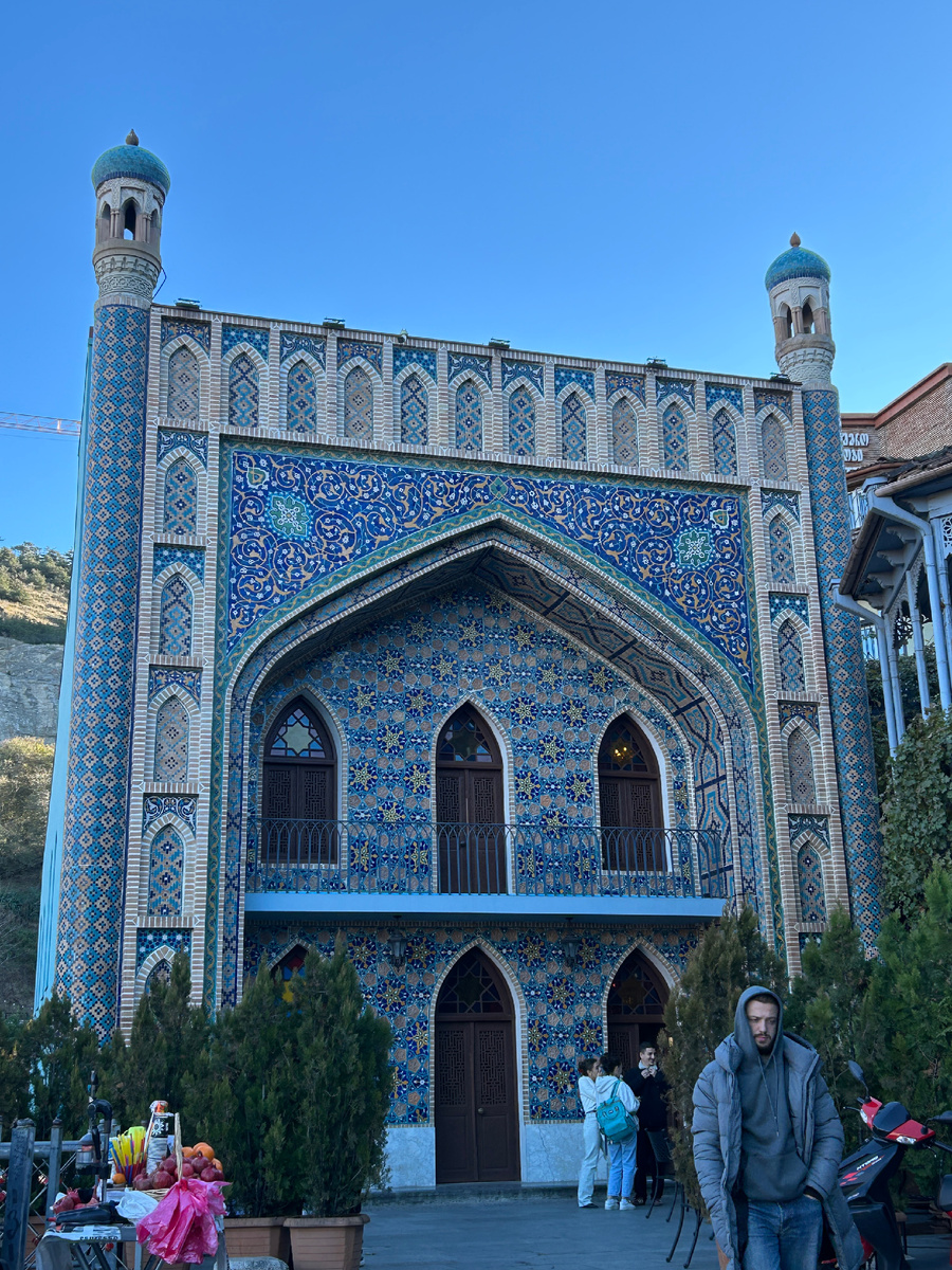 Пестрая баня снаружи выглядит так