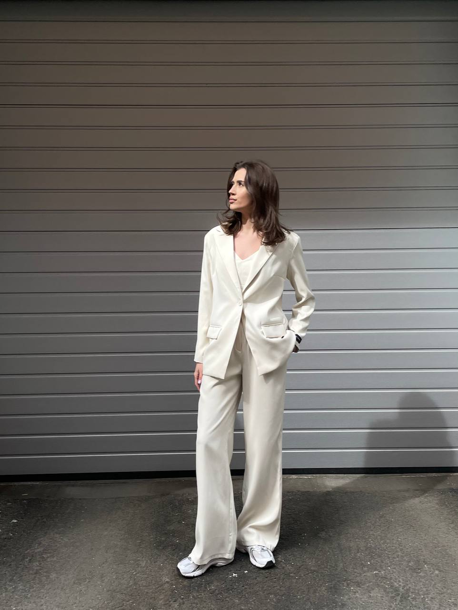 Кремовый костюм из нашей коллекции сочетает в себе элегантность и строгость, делая вас звездой любого мероприятия. Подходит для фотосессий, светских мероприятий, встреч и других торжественных случаев. Артикул на wb 204943349 
