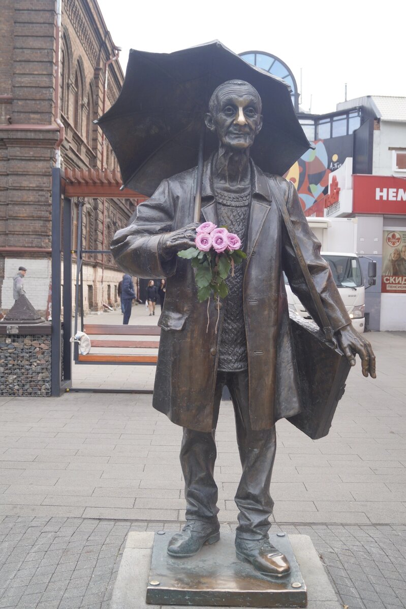 Памятник художнику Андрею Геннадьевичу Поздееву в Красноярске на пр. Мира. Фотограф Ксения Махнева