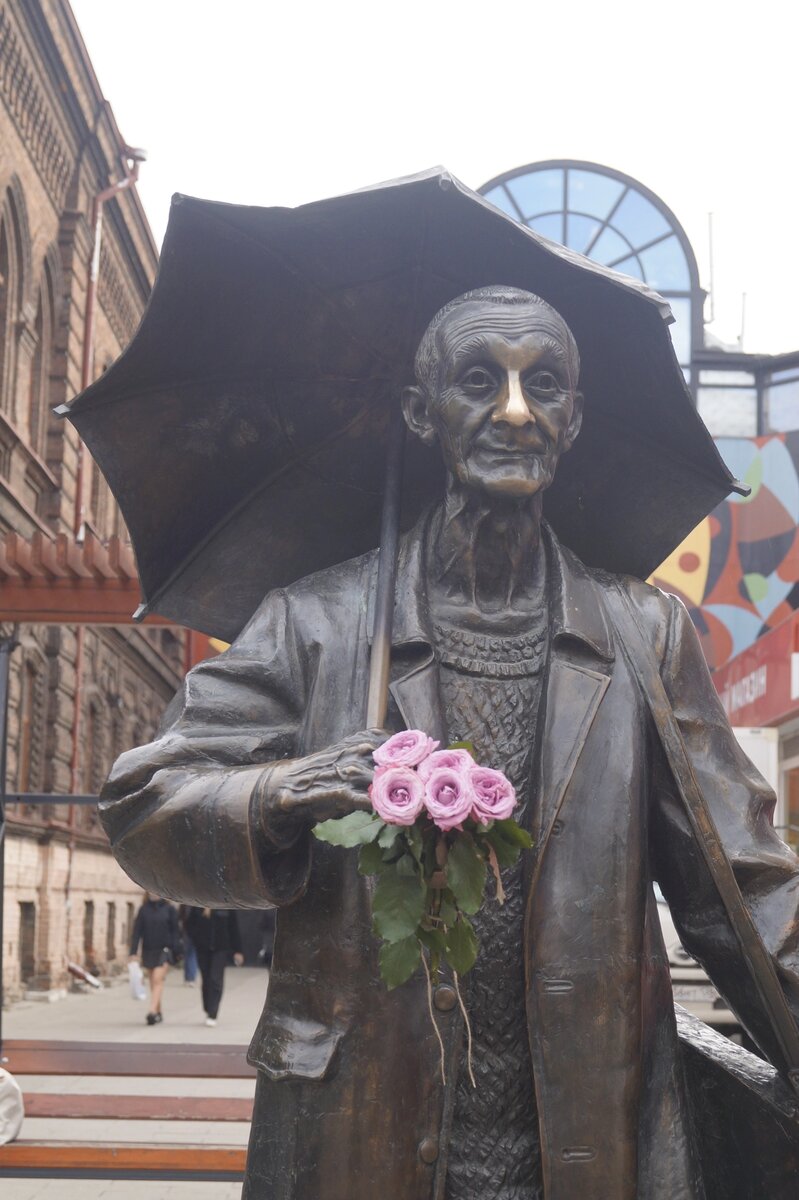 Памятник художнику Андрею Геннадьевичу Поздееву в Красноярске на пр. Мира. Фотограф Ксения Махнева