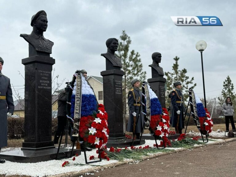    В Оренбурге увековечили память Жантаса Жолдинова, Дмитрия Новоселова и Раиса Мустафина Андрей Севостьянов