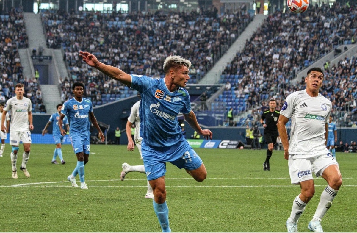    Как футболисты «Зенита» Мостовой, Караваев и Горшков ехали на автобусеАлексей Андрианов