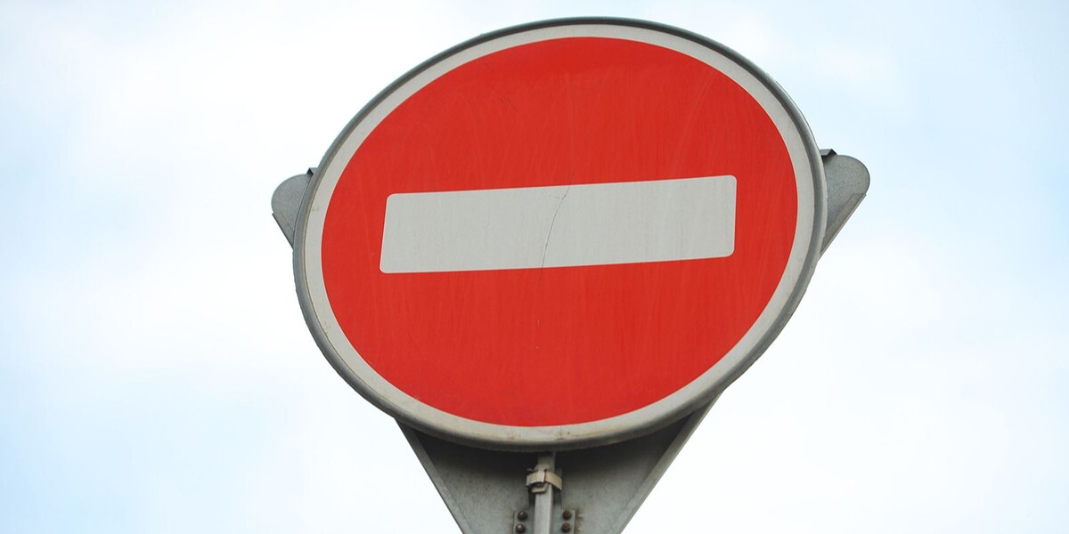 Дорожный знак 3.1 «Въезд запрещен» (знак «Кирпич»). Фото: пресс-служба mos.ru