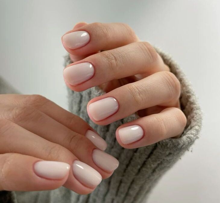 Молочный маникюр - неисчезающий тренд зимнего сезона