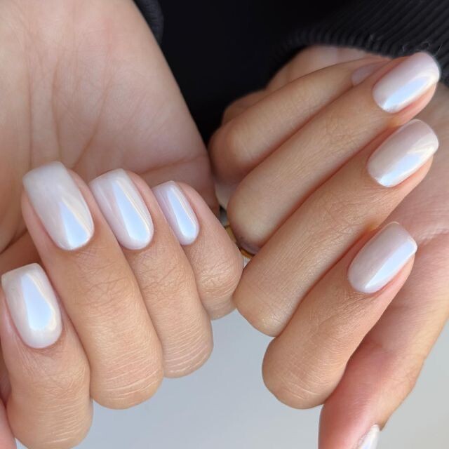 Молочный маникюр с втиркой - это один из самых популярных и стильных видов маникюра, который покорил сердца многих женщин. Он сочетает в себе нежность и элегантность, придавая рукам особый шарм и ухоженный вид.