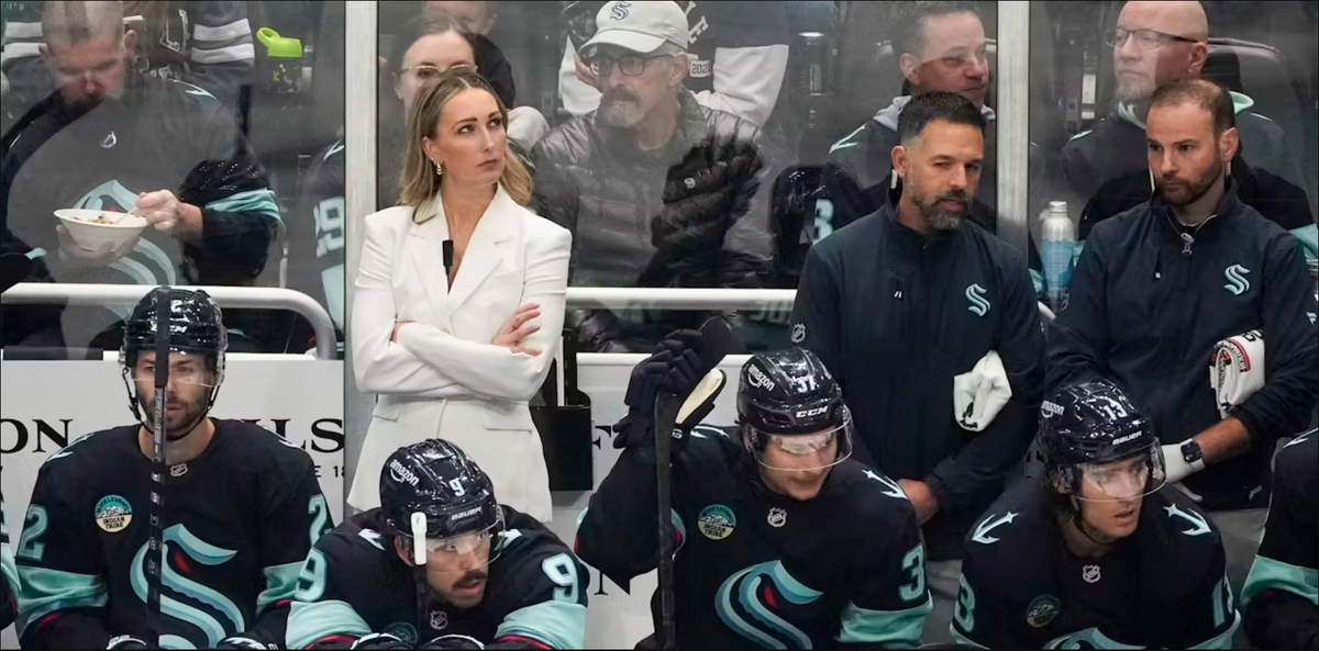 Ассистент главного тренера «Сиэтл Кракен» Джессика Кэмпбелл смотрит со скамейки запасных во время первого периода хоккейного матча НХЛ против «Сент-Луис Блюз» 8 октября 2024 года в Сиэтле. 