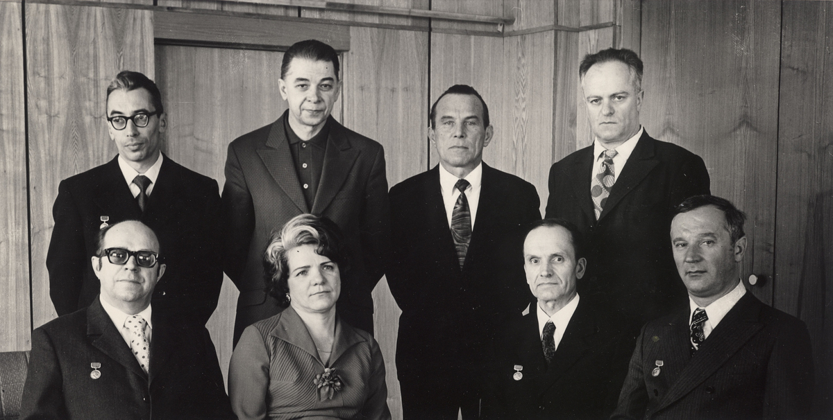 Сотрудники научной группы М.К. Тихонравова в НИИ-4: А.В. Брыков, Л.Н. Солдатова, И.М. Яцунский, И.К. Бажинов (сидят, слева направо), Г.Ю. Максимов, О.В. Гурко, Г.М. Москаленко, Я.И. Колтунов (стоят, слева направо). [1976 г.]. РГАНТД. Ф. 214. Оп. 1. Д. 97. Л. 1. https://dzen.ru/a/ZO8e1J6M2gkcyLuY?ysclid=m3ebcqxmm6507725995