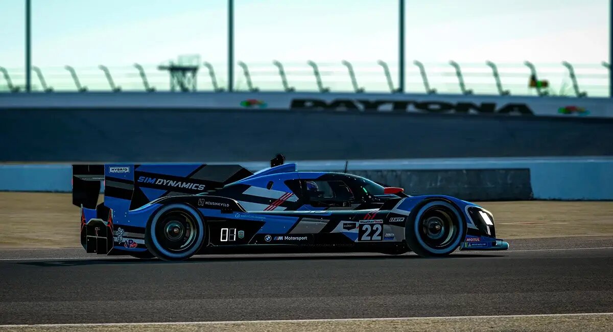 После анонса новой консольной игры NASCAR '25, которая как известно использует движок Unreal Engine многие задались вопросом будет ли переход и основного симулятора iRacing на графический движок Unreal Engine. 
iRacing действительно использует движок Unreal Engine для новой консольной игры NASCAR '25. Это изменение подхода, поскольку ранее iRacing полагалась исключительно на собственный движок, чтобы обеспечить реалистичную симуляцию на ПК и полный контроль над виртуальной средой. Новая игра, разработанная компанией Monster Games, будет объединять графические возможности Unreal Engine с высококачественными моделями автомобилей и трасс от iRacing. Это улучшит визуальные эффекты, освещение и детализацию, что особенно важно для консолей.

Однако NASCAR '25 планируется исключительно для консолей и не затронет основной симулятор iRacing на ПК. После тщательного анализа возможности  команда iRacing выбрала курс на то, чтобы продолжать развитие собственного графического движка, чтобы лучше адаптировать его к высокоточным требованиям гоночного симулятора, а также к возможностям гибкого визуального улучшения. Это позволяет iRacing достичь максимального контроля над визуальными аспектами, формируя платформу, которая будет развиваться в ногу с прогрессом игровых технологий.

Так, в ноябрьском обновлении среди главных нововведений нового движка значатся – система освещения, которая на порядок улучшена по сравнению с текущей графикой iRacing. Отложенный рендеринг (deferred rendering) заменяет прежний прямой рендеринг, что позволяет проводить более сложные расчёты освещения и теней без снижения производительности. Эта технология позволяет симулятору отображать сложные световые сценарии, добавляя новые детали и улучшенные отражения, что делает поверхности машин и трасс более реалистичными. Также добавлено динамическое ночное освещение, что позволяет почувствовать эффект погружения в ночные гонки с реалистичными переходами от дня к ночи и атмосферными эффектами на треке.