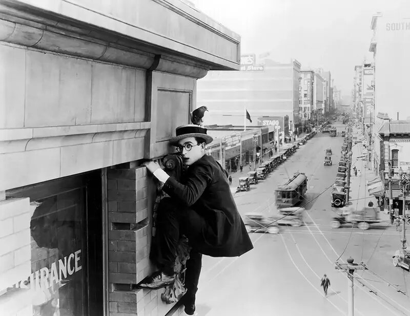 Знаменитая сцена Гарольда Ллойда, где он висит на гигантских часах на стене здания, стала одним из самых значимых образов в его карьере.